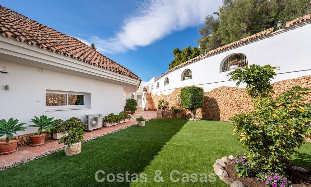Classic Mediterranean villa for sale with panoramic sea views in an exclusive gated community in Marbella - Benahavis 774913