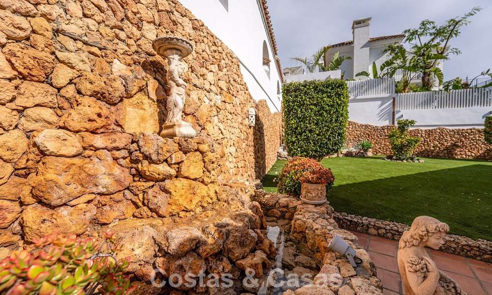Classic Mediterranean villa for sale with panoramic sea views in an exclusive gated community in Marbella - Benahavis 774915
