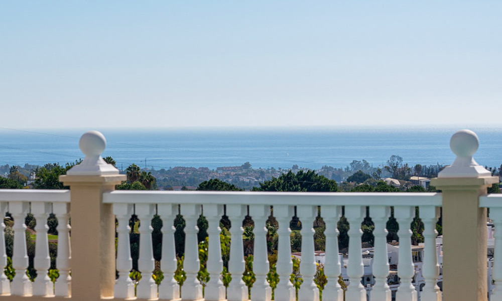Classic Mediterranean villa for sale with panoramic sea views in an exclusive gated community in Marbella - Benahavis 774917