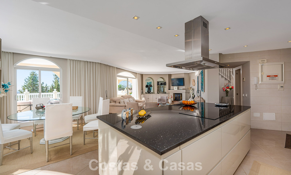 Classic Mediterranean villa for sale with panoramic sea views in an exclusive gated community in Marbella - Benahavis 774922