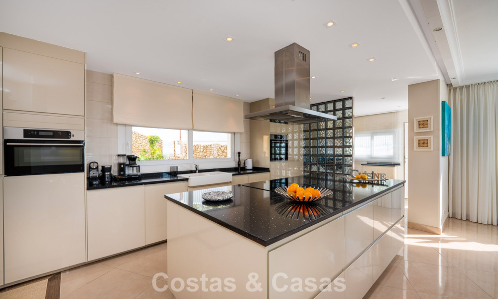 Classic Mediterranean villa for sale with panoramic sea views in an exclusive gated community in Marbella - Benahavis 774923