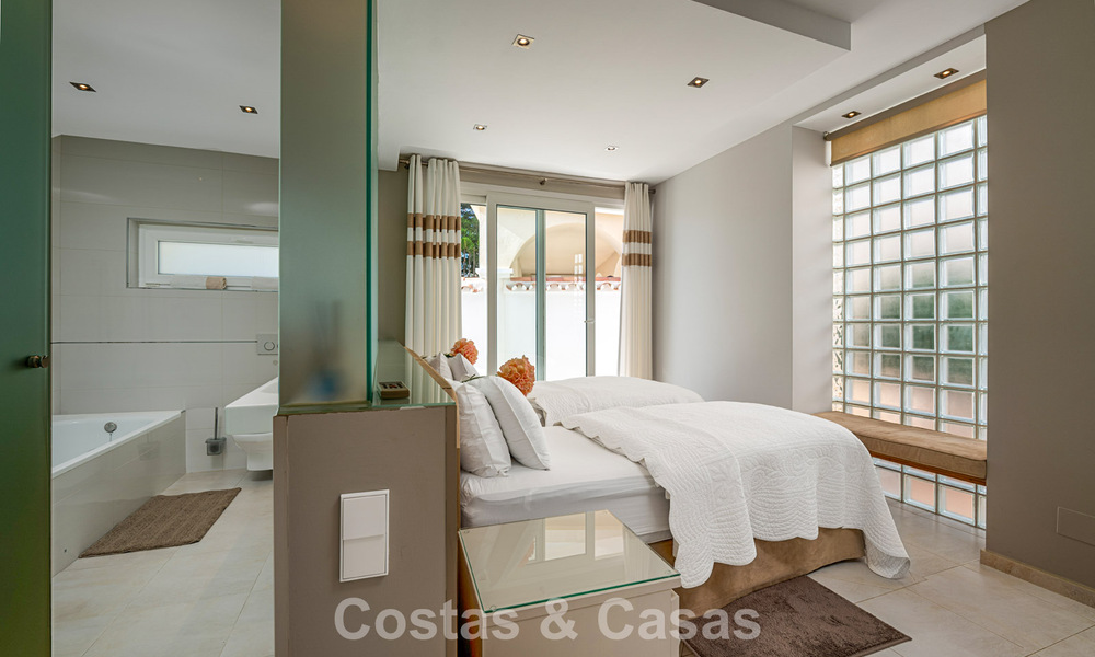 Classic Mediterranean villa for sale with panoramic sea views in an exclusive gated community in Marbella - Benahavis 774927