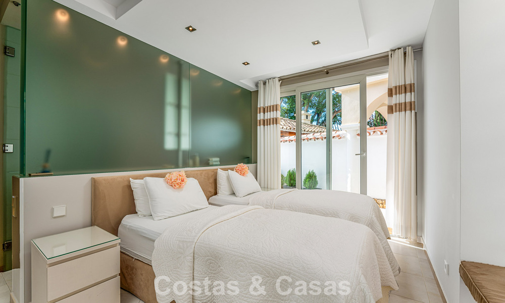 Classic Mediterranean villa for sale with panoramic sea views in an exclusive gated community in Marbella - Benahavis 774928