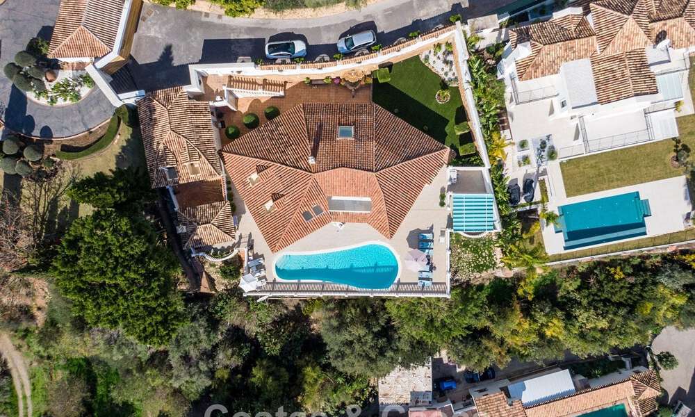 Classic Mediterranean villa for sale with panoramic sea views in an exclusive gated community in Marbella - Benahavis 774932