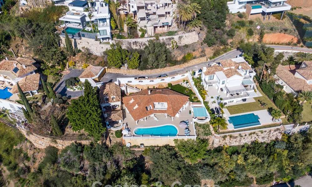 Classic Mediterranean villa for sale with panoramic sea views in an exclusive gated community in Marbella - Benahavis 774934