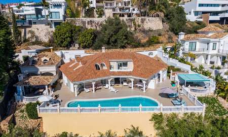 Classic Mediterranean villa for sale with panoramic sea views in an exclusive gated community in Marbella - Benahavis 774935