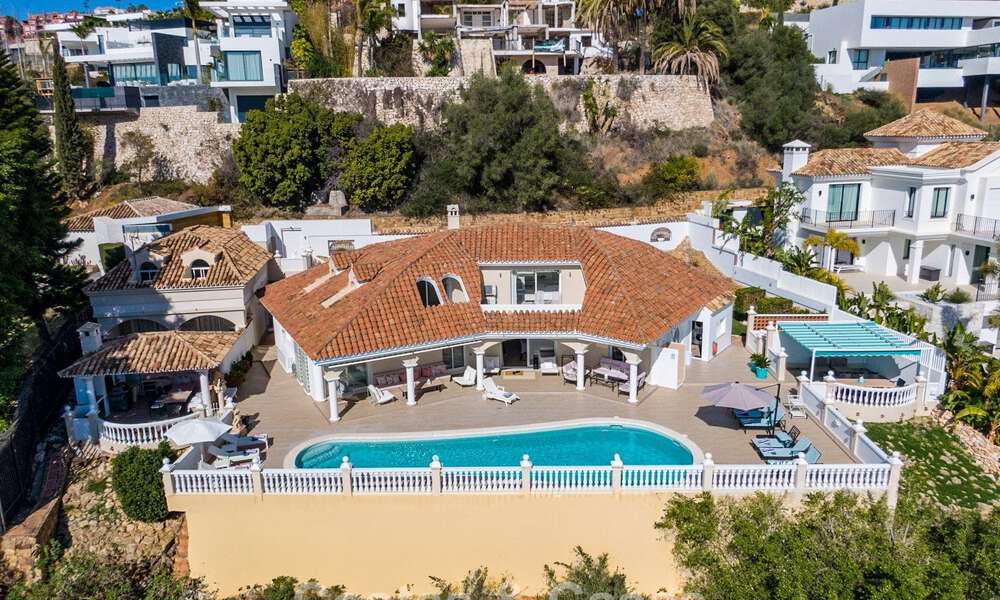 Classic Mediterranean villa for sale with panoramic sea views in an exclusive gated community in Marbella - Benahavis 774935