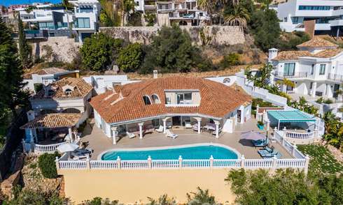 Classic Mediterranean villa for sale with panoramic sea views in an exclusive gated community in Marbella - Benahavis 774935