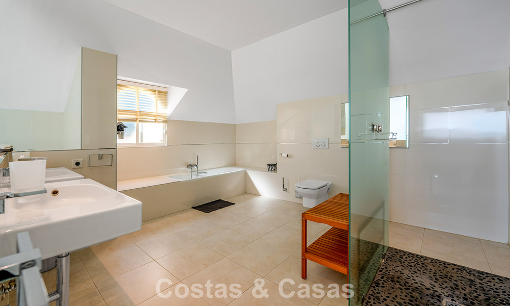 Classic Mediterranean villa for sale with panoramic sea views in an exclusive gated community in Marbella - Benahavis 774940
