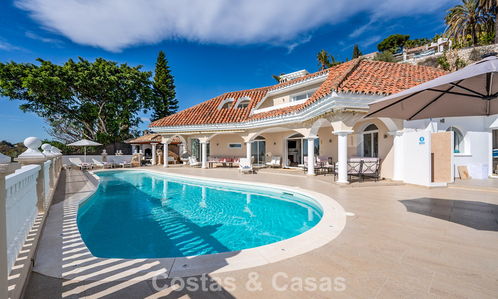 Classic Mediterranean villa for sale with panoramic sea views in an exclusive gated community in Marbella - Benahavis 774941