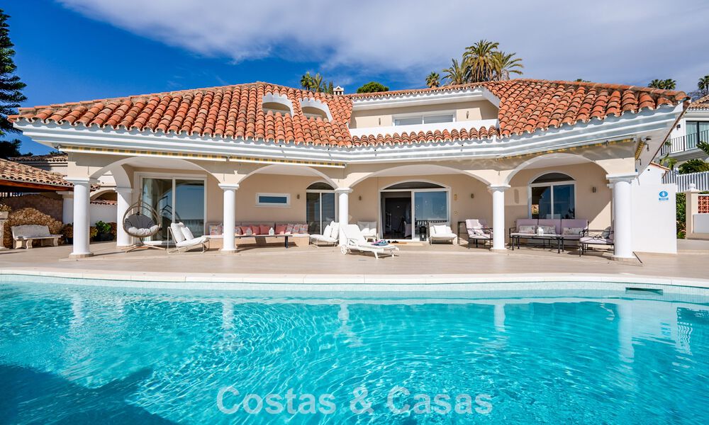 Classic Mediterranean villa for sale with panoramic sea views in an exclusive gated community in Marbella - Benahavis 774943
