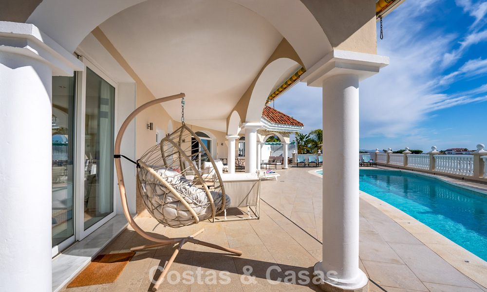 Classic Mediterranean villa for sale with panoramic sea views in an exclusive gated community in Marbella - Benahavis 774945