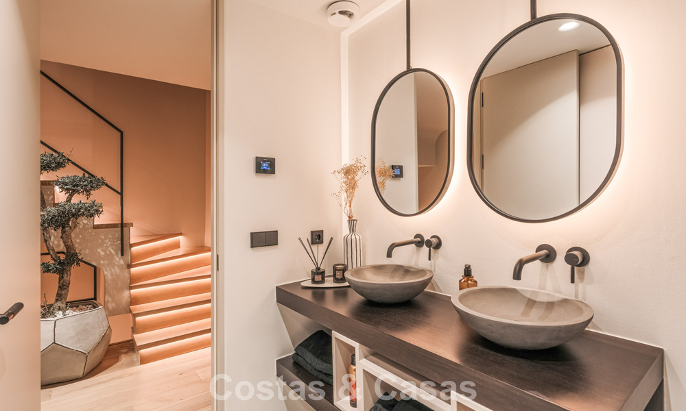 Luxurious renovated townhouse with sea views for sale, in a gated community on Marbella’s Golden Mile 775007