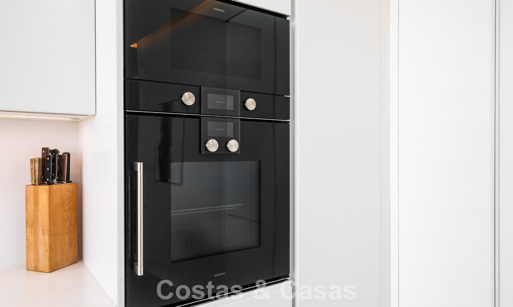 Move-in ready, modern, frontline beach apartment for sale in Estepona, Costa del Sol 775106