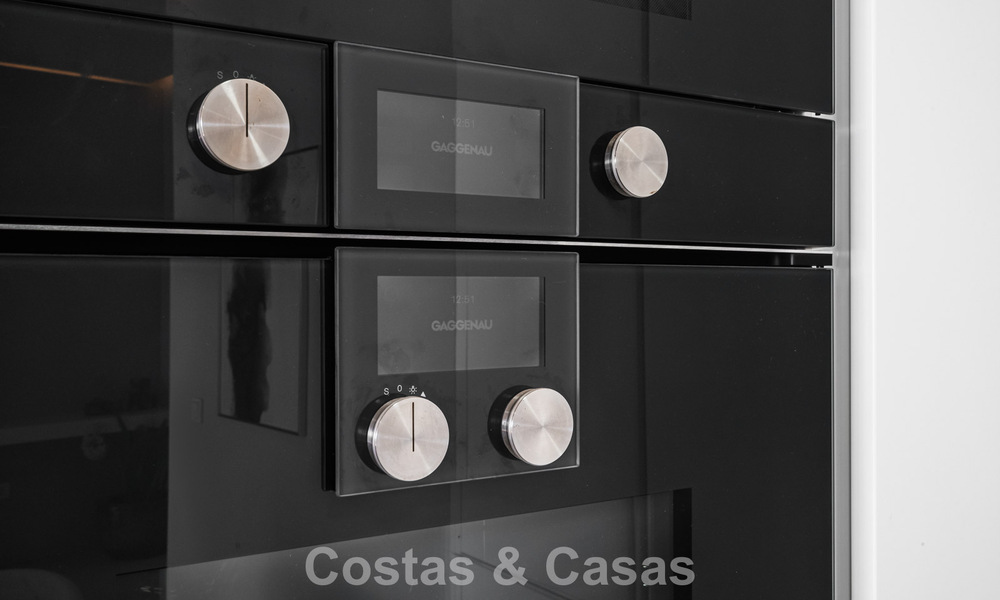 Move-in ready, modern, frontline beach apartment for sale in Estepona, Costa del Sol 775107