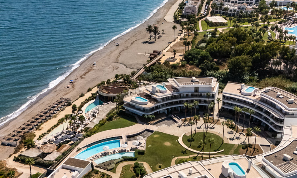 Move-in ready, modern, frontline beach apartment for sale in Estepona, Costa del Sol 775121