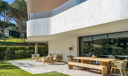 Modernist ground floor apartment in a gated community of Sotogrande, Costa del Sol 775352