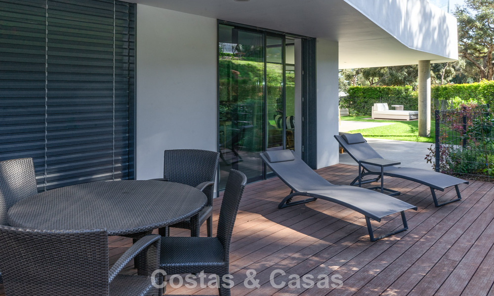 Modernist ground floor apartment in a gated community of Sotogrande, Costa del Sol 775357