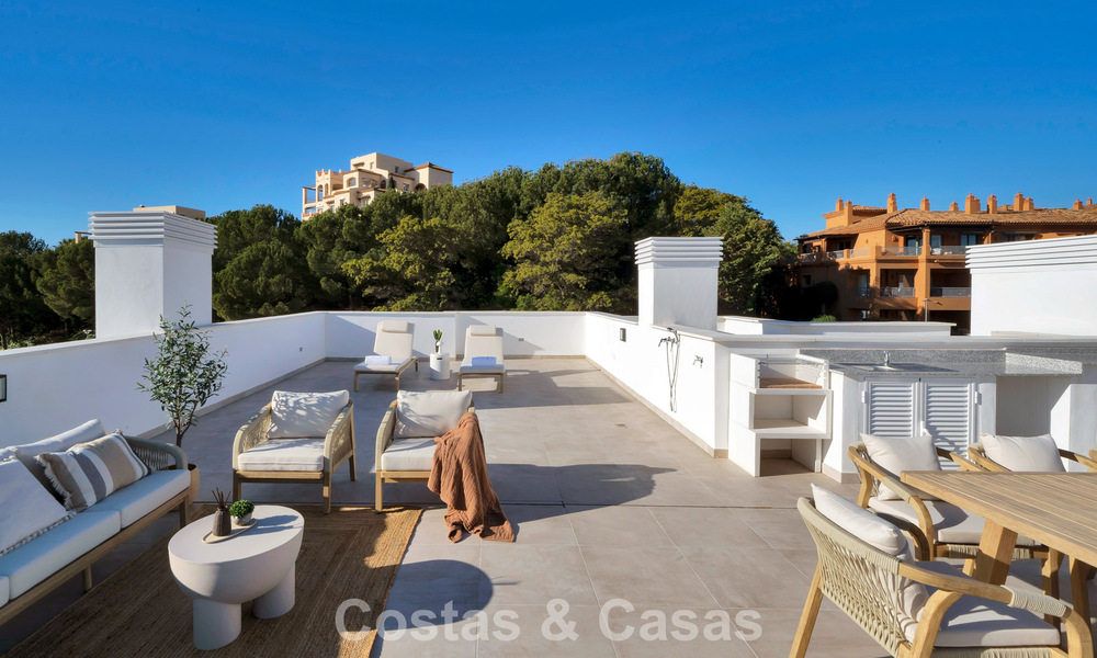 Recently built penthouse with spacious solarium for sale in gated complex in Benahavis - Marbella 775440