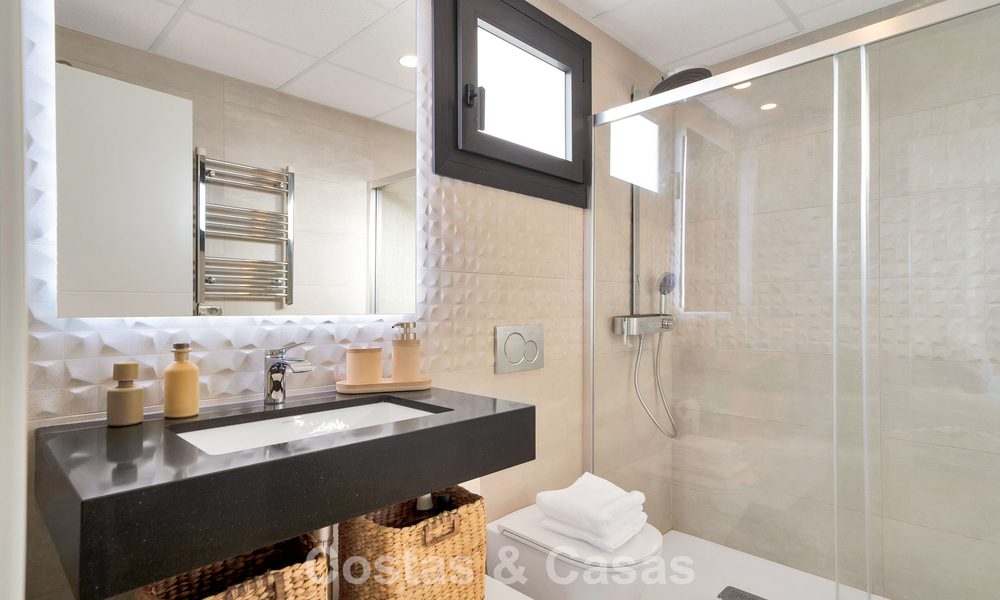 Recently built penthouse with spacious solarium for sale in gated complex in Benahavis - Marbella 775444