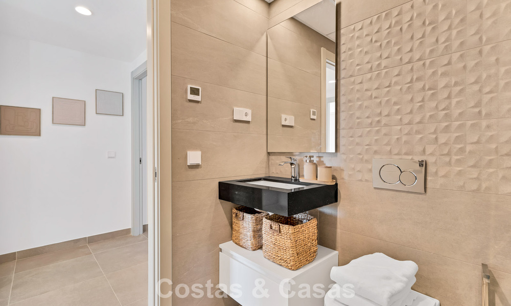 Recently built penthouse with spacious solarium for sale in gated complex in Benahavis - Marbella 775445