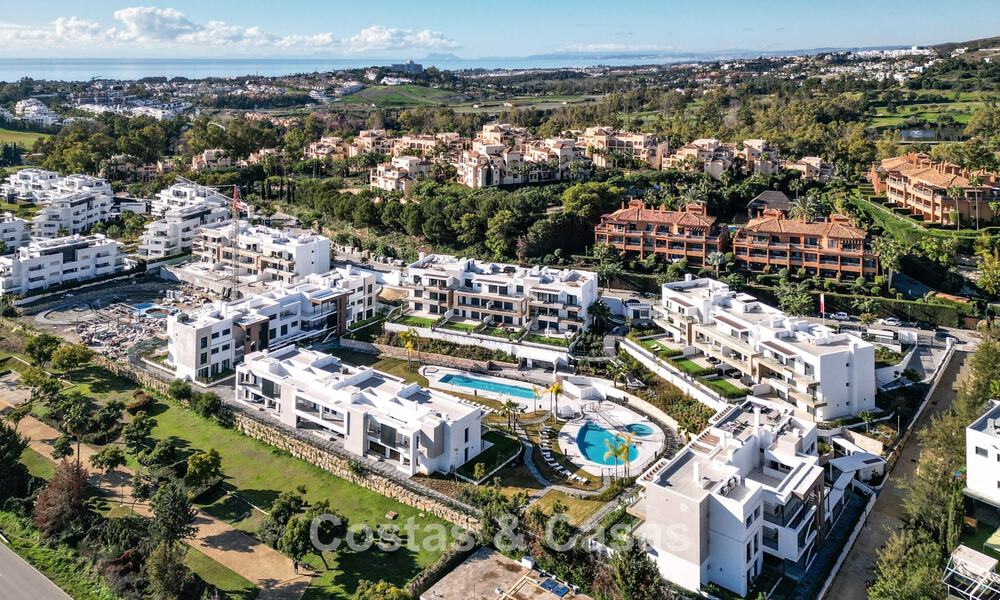 Recently built penthouse with spacious solarium for sale in gated complex in Benahavis - Marbella 775448