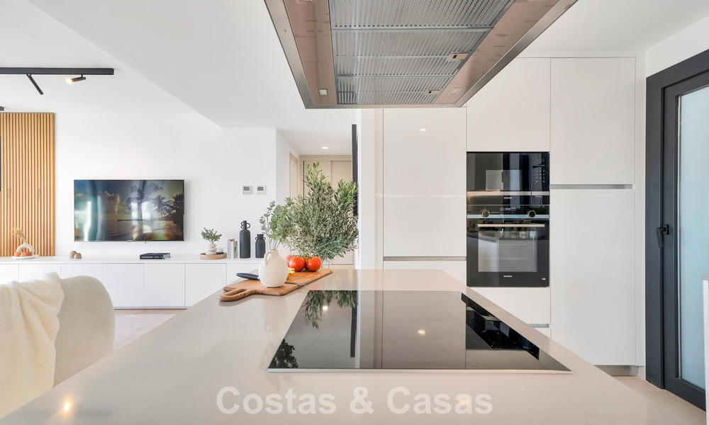 Recently built penthouse with spacious solarium for sale in gated complex in Benahavis - Marbella 775461