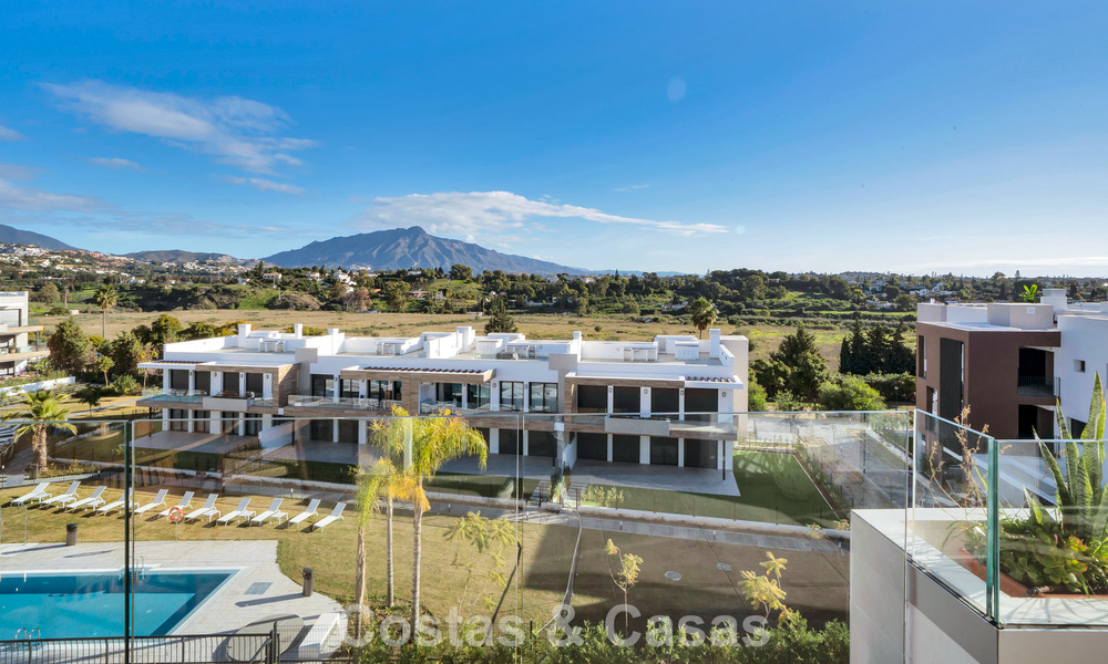 Recently built penthouse with spacious solarium for sale in gated complex in Benahavis - Marbella 775469