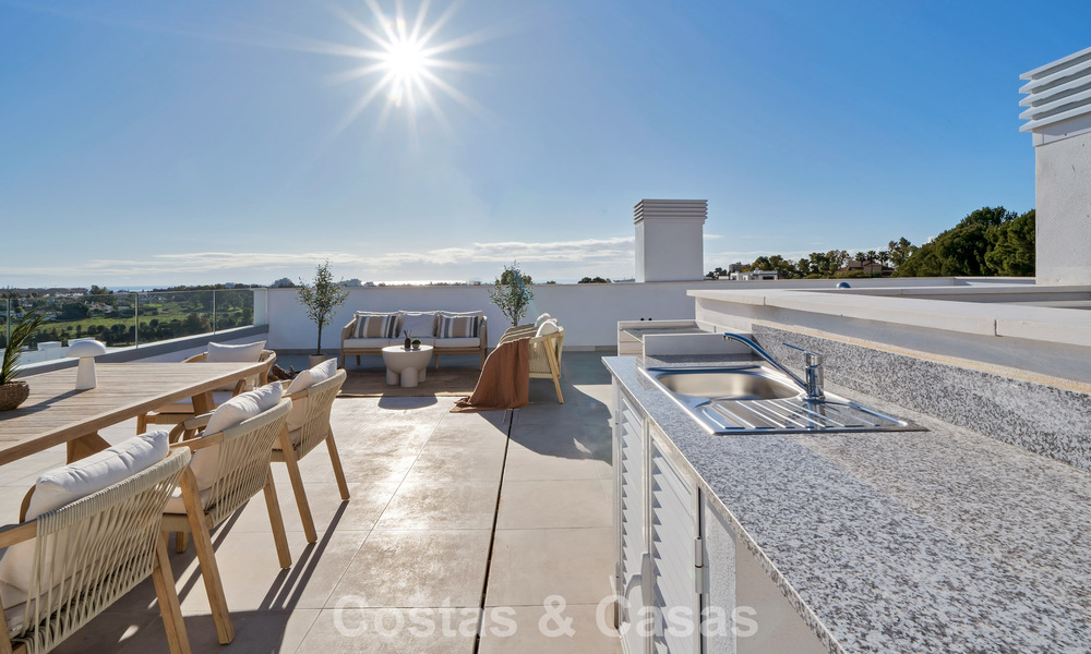 Recently built penthouse with spacious solarium for sale in gated complex in Benahavis - Marbella 775475