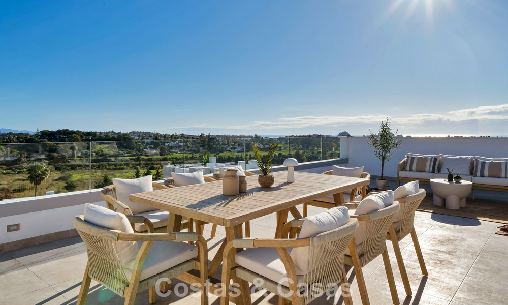 Recently built penthouse with spacious solarium for sale in gated complex in Benahavis - Marbella 775476