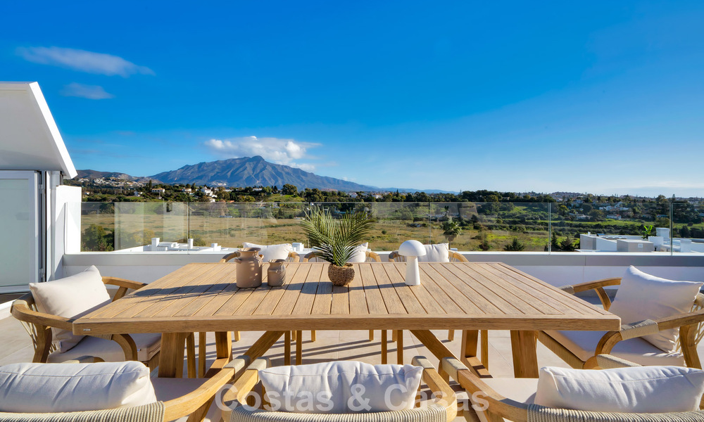 Recently built penthouse with spacious solarium for sale in gated complex in Benahavis - Marbella 775477