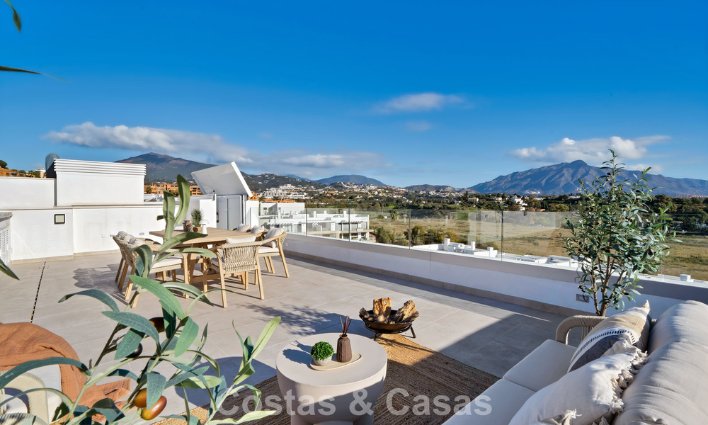 Recently built penthouse with spacious solarium for sale in gated complex in Benahavis - Marbella 775479