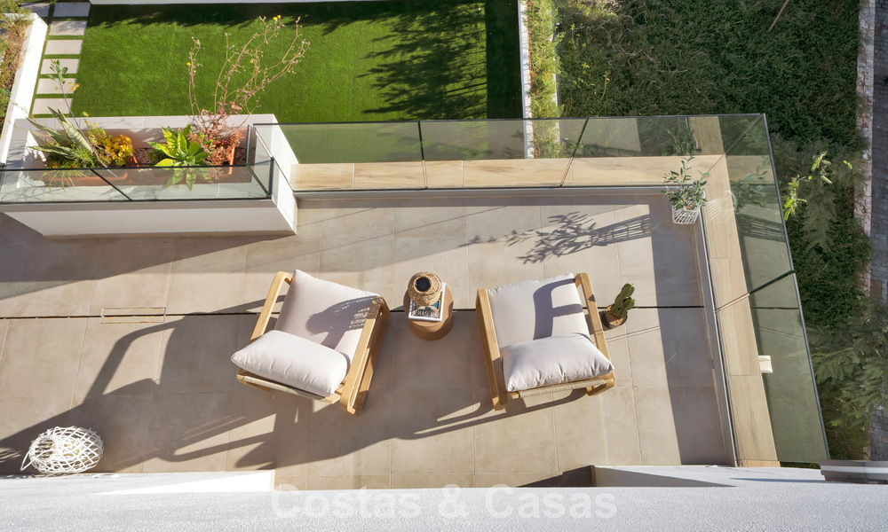 Recently built penthouse with spacious solarium for sale in gated complex in Benahavis - Marbella 775480