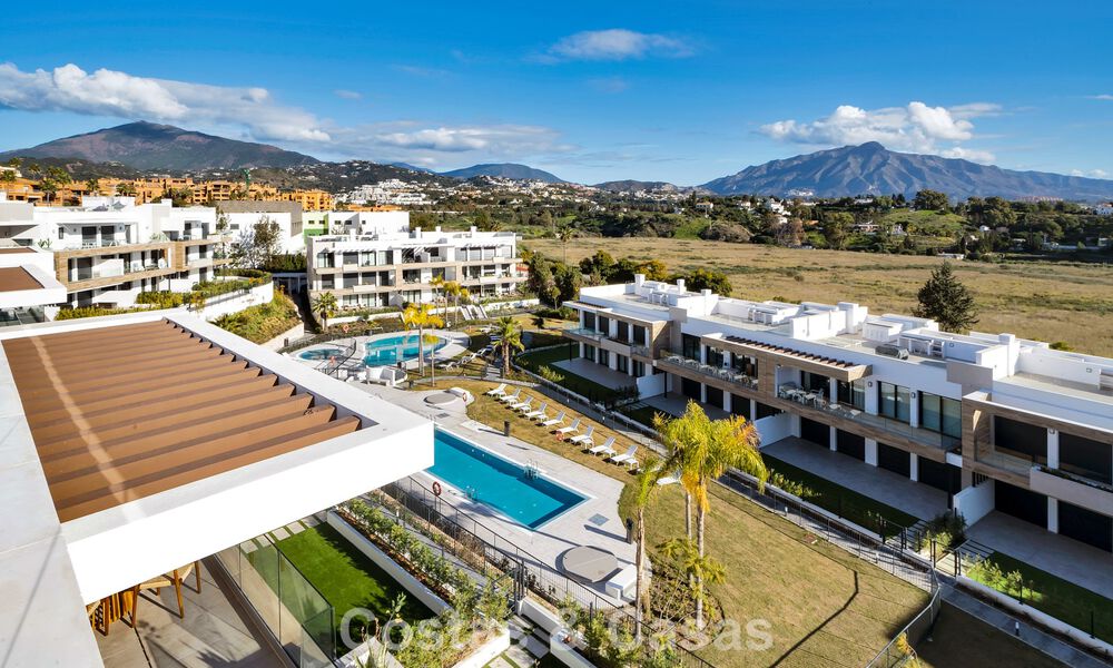 Recently built penthouse with spacious solarium for sale in gated complex in Benahavis - Marbella 775481
