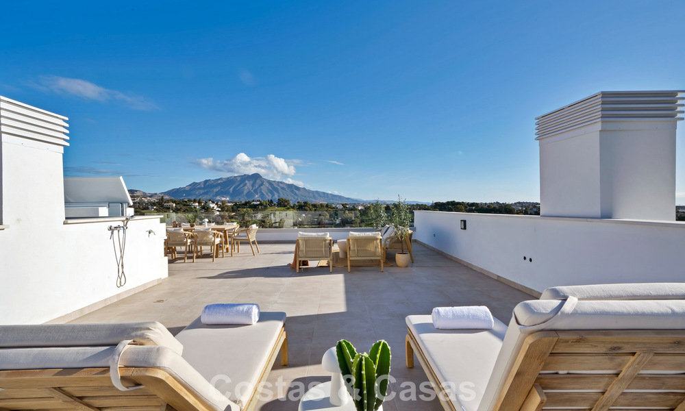 Recently built penthouse with spacious solarium for sale in gated complex in Benahavis - Marbella 775482