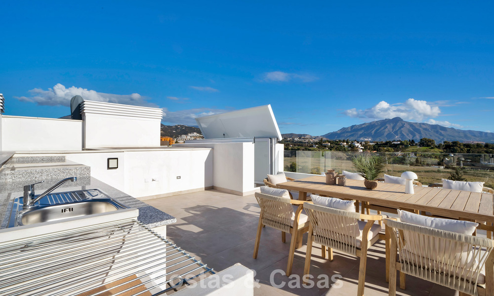 Recently built penthouse with spacious solarium for sale in gated complex in Benahavis - Marbella 775484