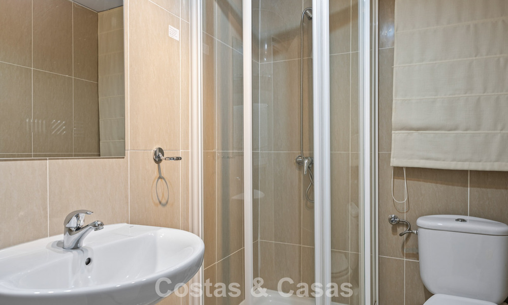 Spacious townhouse with beautiful golf and sea views for sale, in an exclusive golf urbanization in Benahavis - Marbella 775198