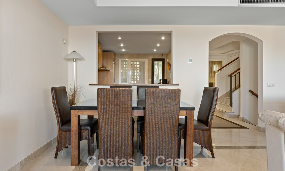 Spacious townhouse with beautiful golf and sea views for sale, in an exclusive golf urbanization in Benahavis - Marbella 775200
