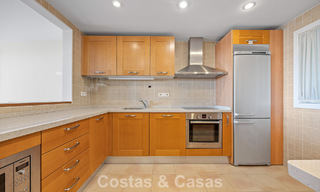 Spacious townhouse with beautiful golf and sea views for sale, in an exclusive golf urbanization in Benahavis - Marbella 775201 