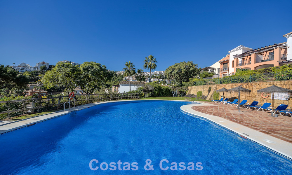 Spacious townhouse with beautiful golf and sea views for sale, in an exclusive golf urbanization in Benahavis - Marbella 775215