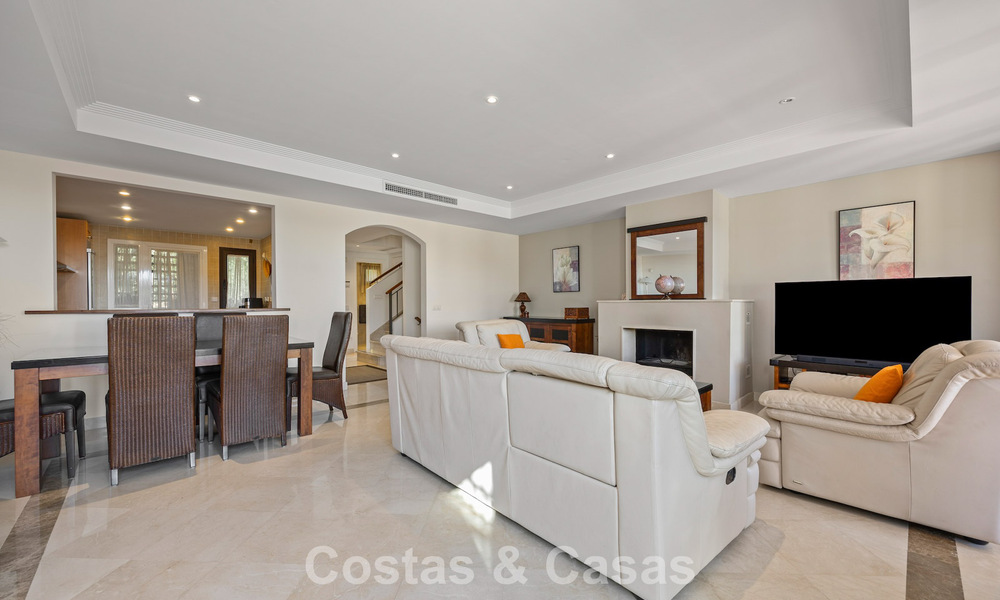 Spacious townhouse with beautiful golf and sea views for sale, in an exclusive golf urbanization in Benahavis - Marbella 775219