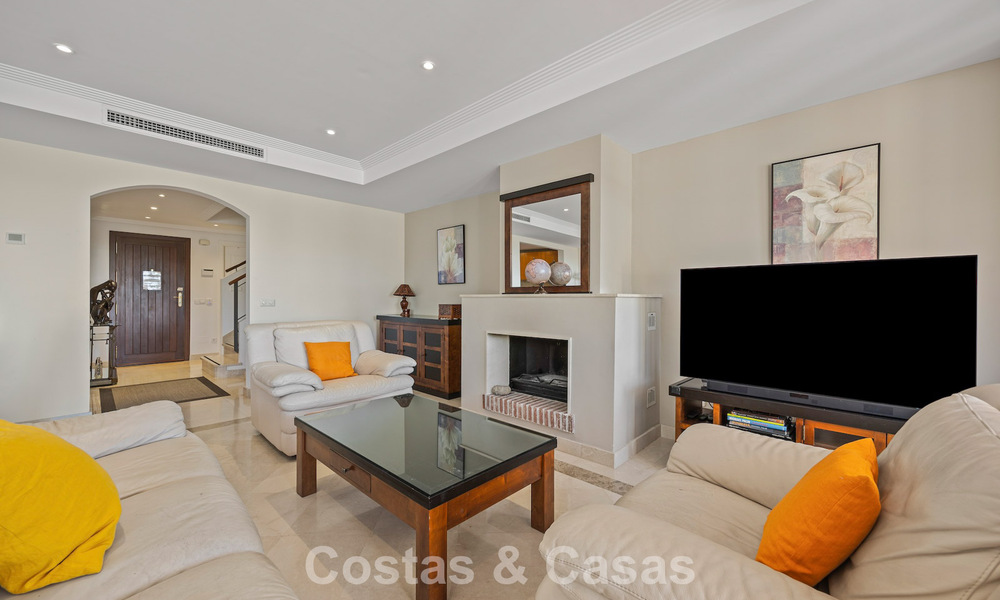Spacious townhouse with beautiful golf and sea views for sale, in an exclusive golf urbanization in Benahavis - Marbella 775220