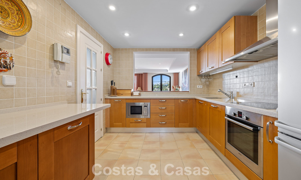 Spacious townhouse with beautiful golf and sea views for sale, in an exclusive golf urbanization in Benahavis - Marbella 775222
