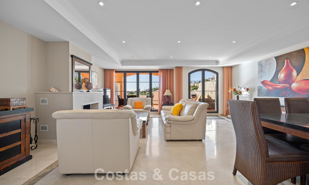 Spacious townhouse with beautiful golf and sea views for sale, in an exclusive golf urbanization in Benahavis - Marbella 775226