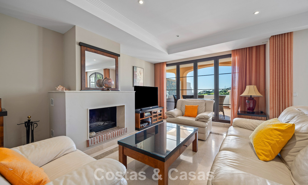 Spacious townhouse with beautiful golf and sea views for sale, in an exclusive golf urbanization in Benahavis - Marbella 775227