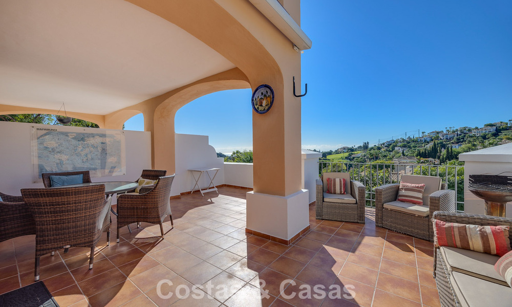 Spacious townhouse with beautiful golf and sea views for sale, in an exclusive golf urbanization in Benahavis - Marbella 775228