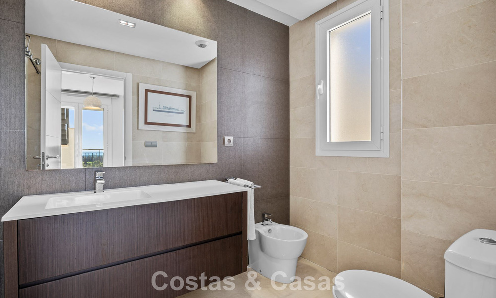 Move-in ready penthouse with panoramic sea views in a Mediterranean complex for sale in Benahavis - Marbella 775762