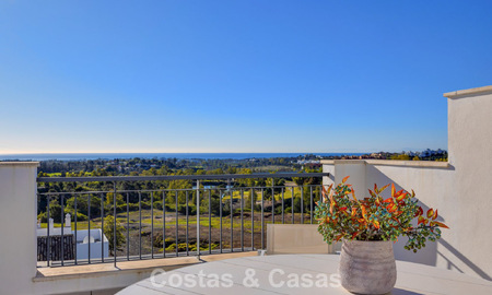 Move-in ready penthouse with panoramic sea views in a Mediterranean complex for sale in Benahavis - Marbella 775770