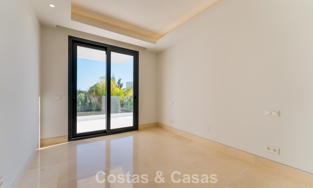 Sophisticated luxury villa for sale in an exclusive gated community on Marbella’s prestigious Golden Mile 775562