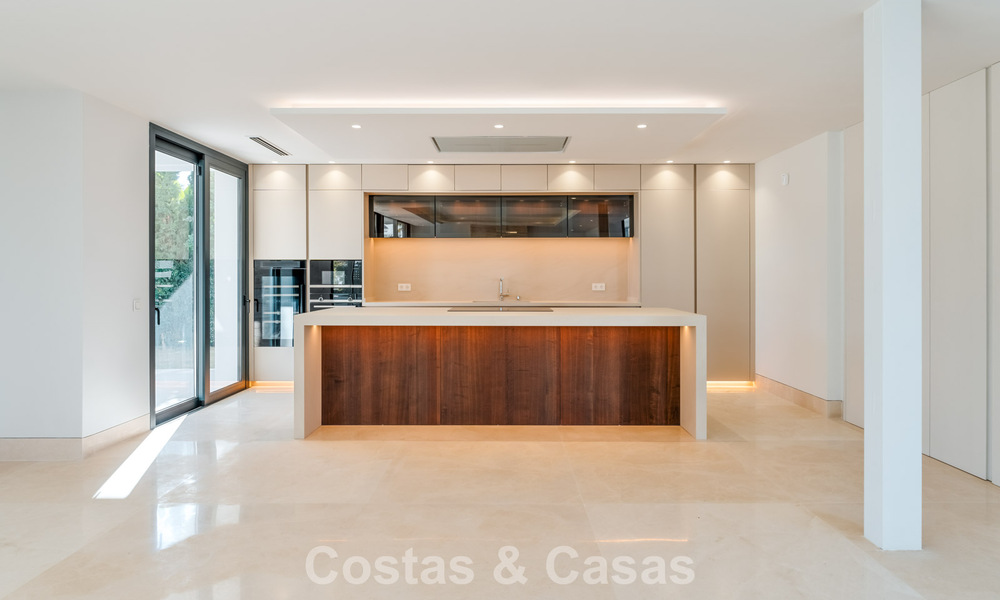 Sophisticated luxury villa for sale in an exclusive gated community on Marbella’s prestigious Golden Mile 775567